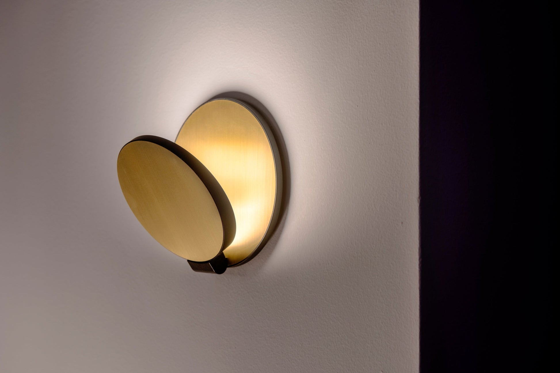 Gravy Wall Sconce Matte White Body Matte Blue Plates Plug In Grw S Mwt Mbl Pi by Koncept Inc