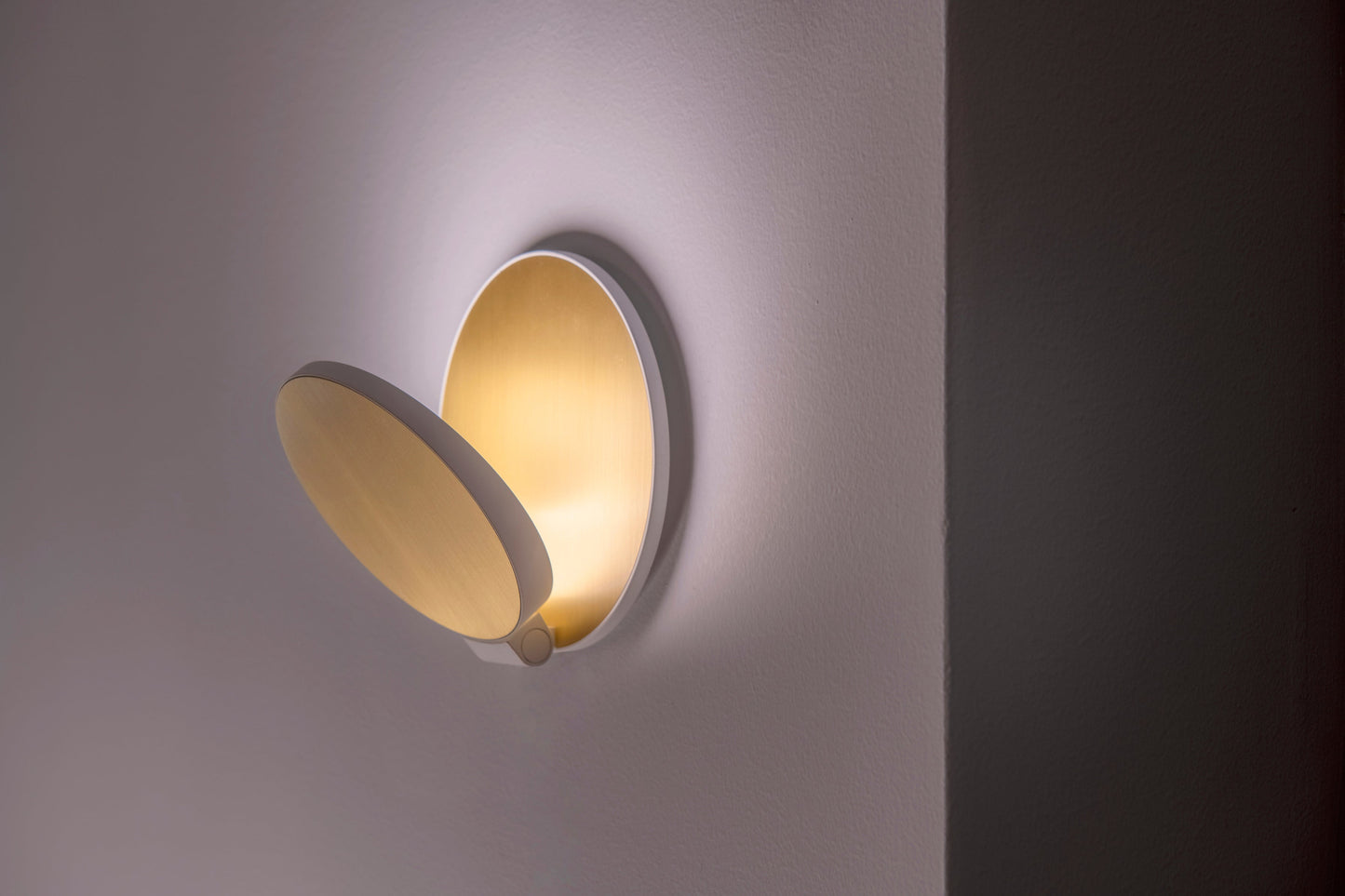 Gravy Wall Sconce Matte White Body Matte Orange Plates Plug In Grw S Mwt Mor Pi by Koncept Inc