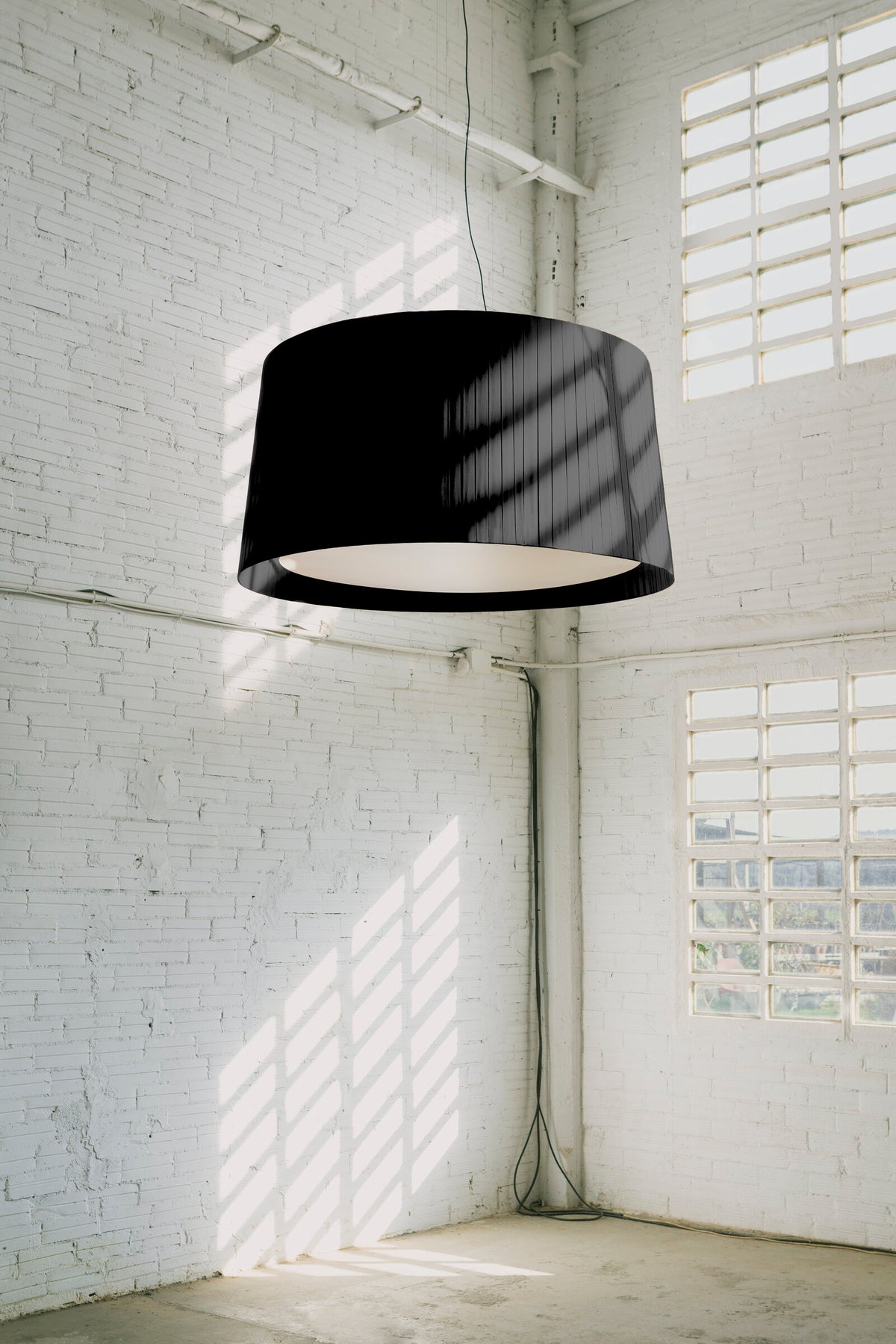 Santa & Cole GT1500 LED ribbon pendant – black, in a white interior, image 10