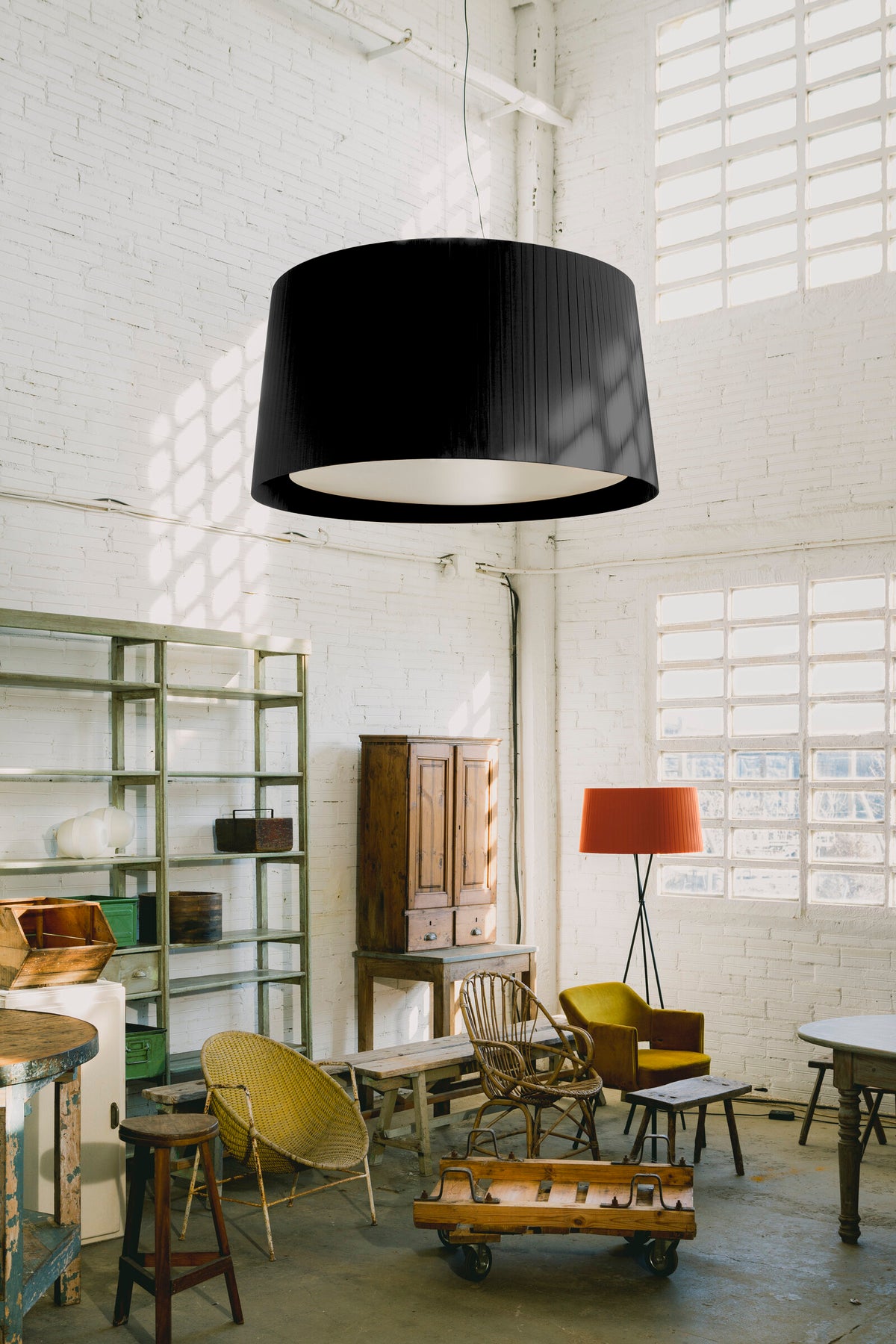 Santa & Cole GT1500 LED ribbon pendant – black, in an interior, image 3