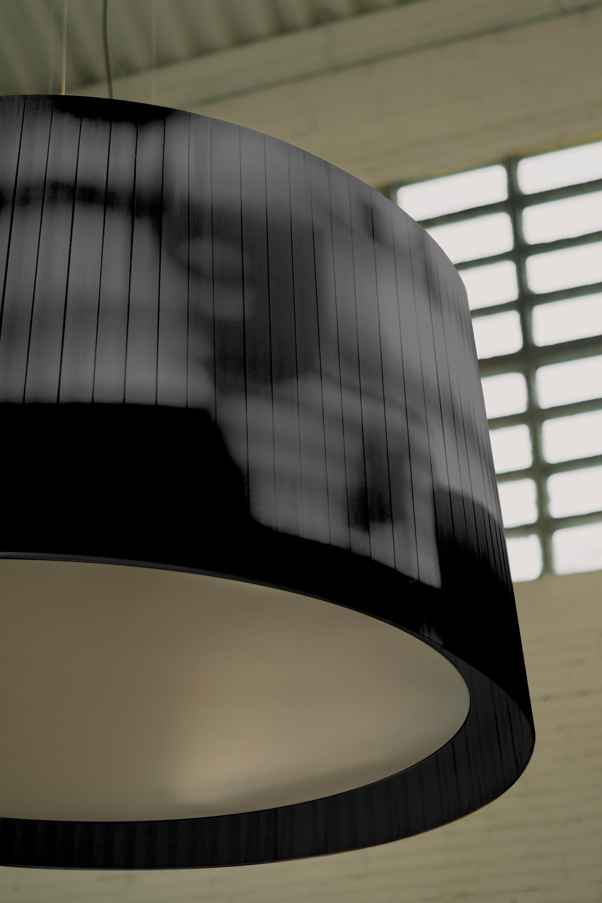 Santa & Cole GT1500 LED ribbon pendant – black, close view in an interior, image 11