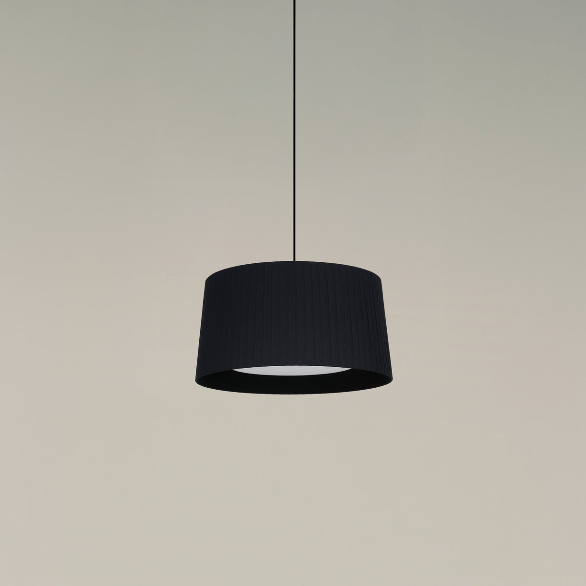 Santa & Cole GT5 ribbon pendant – black, switched off, image 10