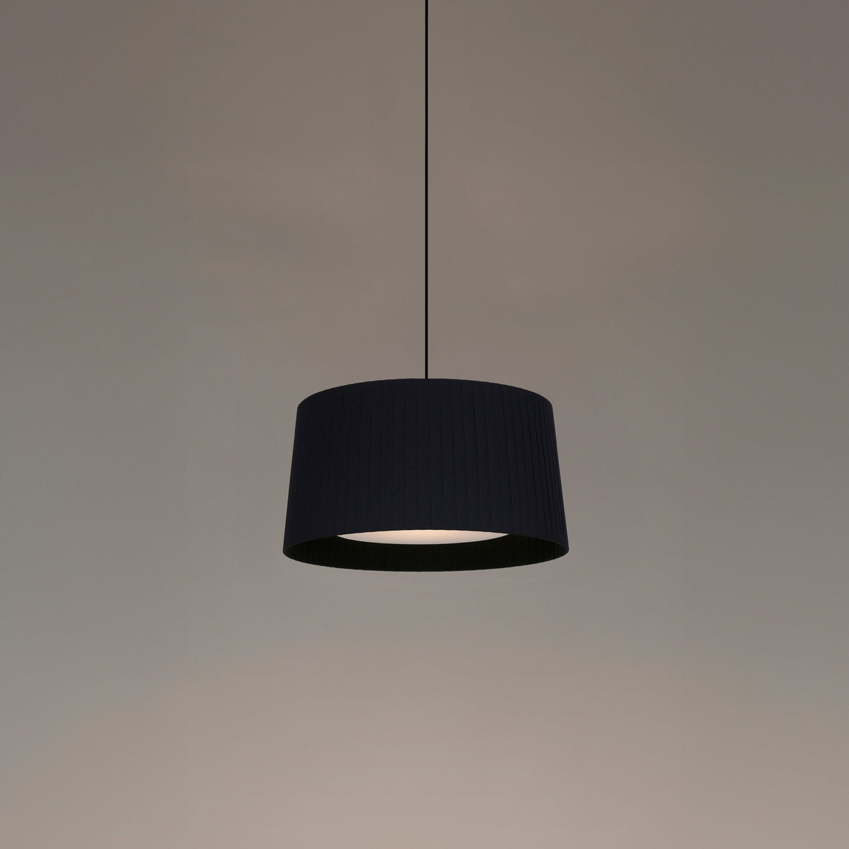 Santa & Cole GT5 ribbon pendant – black, image 3