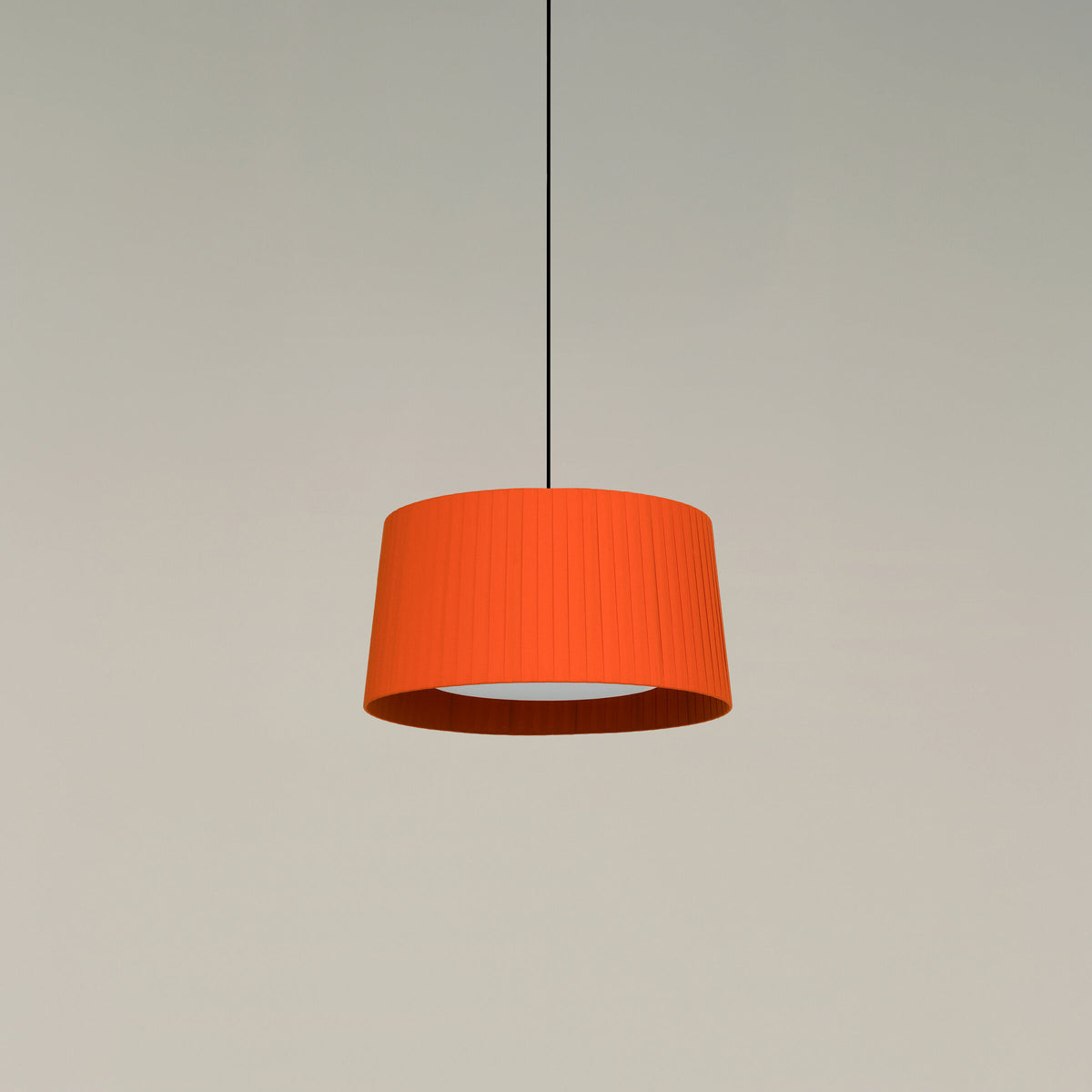 Santa & Cole GT5 ribbon pendant – red, switched off, image 13
