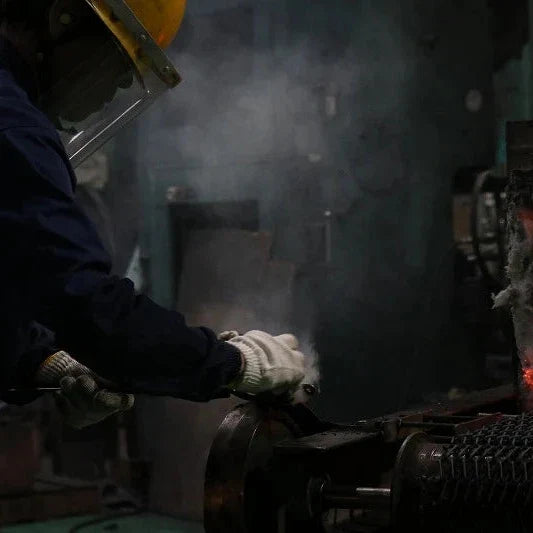 Hand-forging at the Toyama Hamono workshop, maker of the T101 (photo 8)