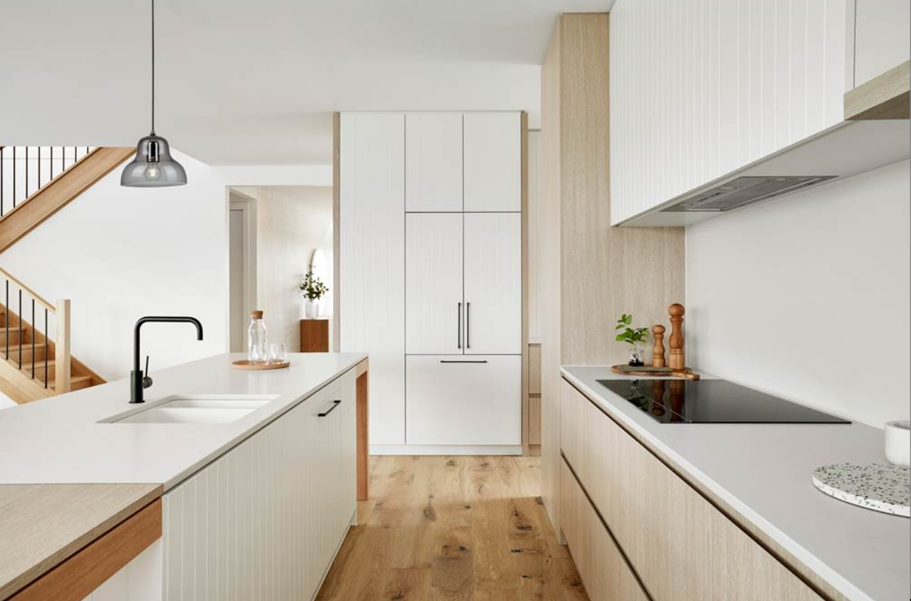 Suspended jelly pendant lamp with white ceiling rose and curved translucent design