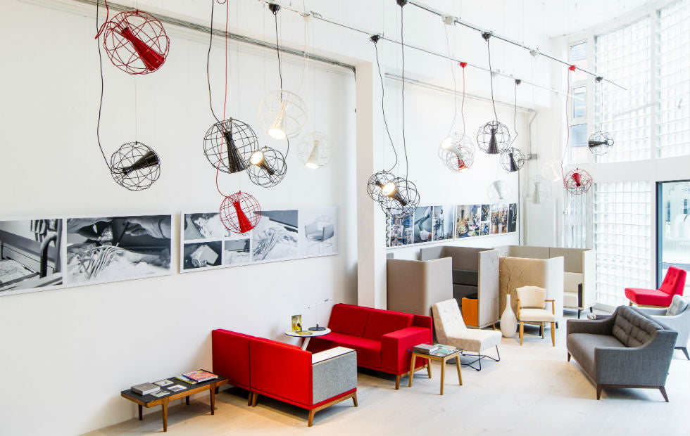 Adjustable LED suspension light for dining rooms and modern interiors installed in stuido