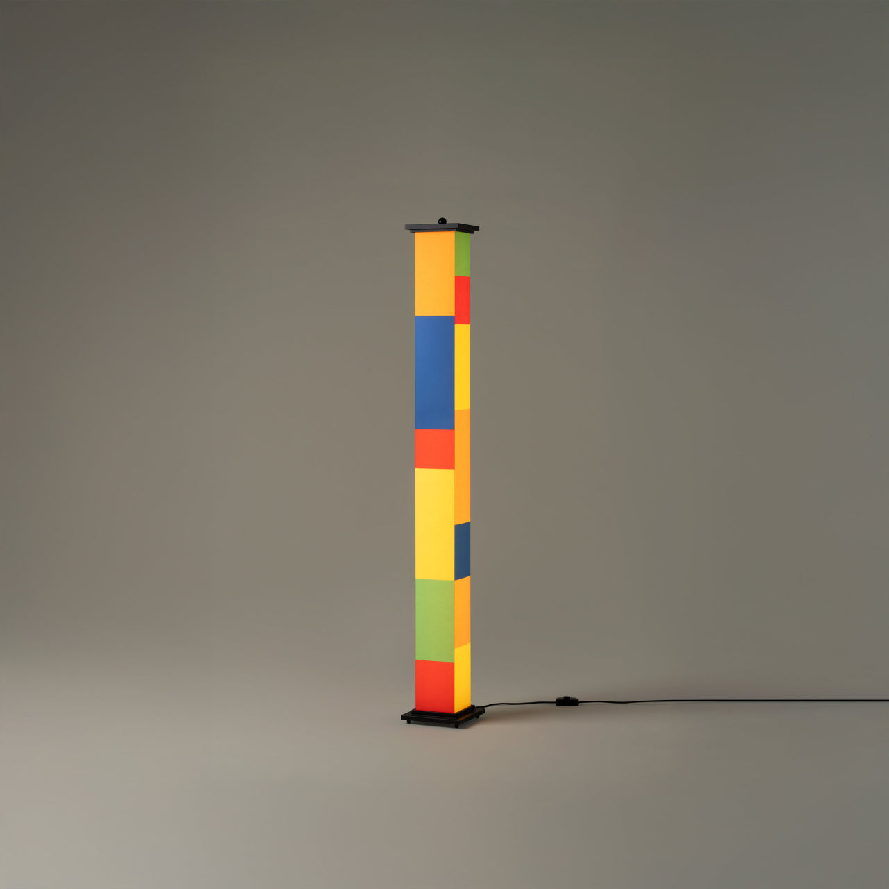Santa & Cole floor lamp with 2700K warm ambient light