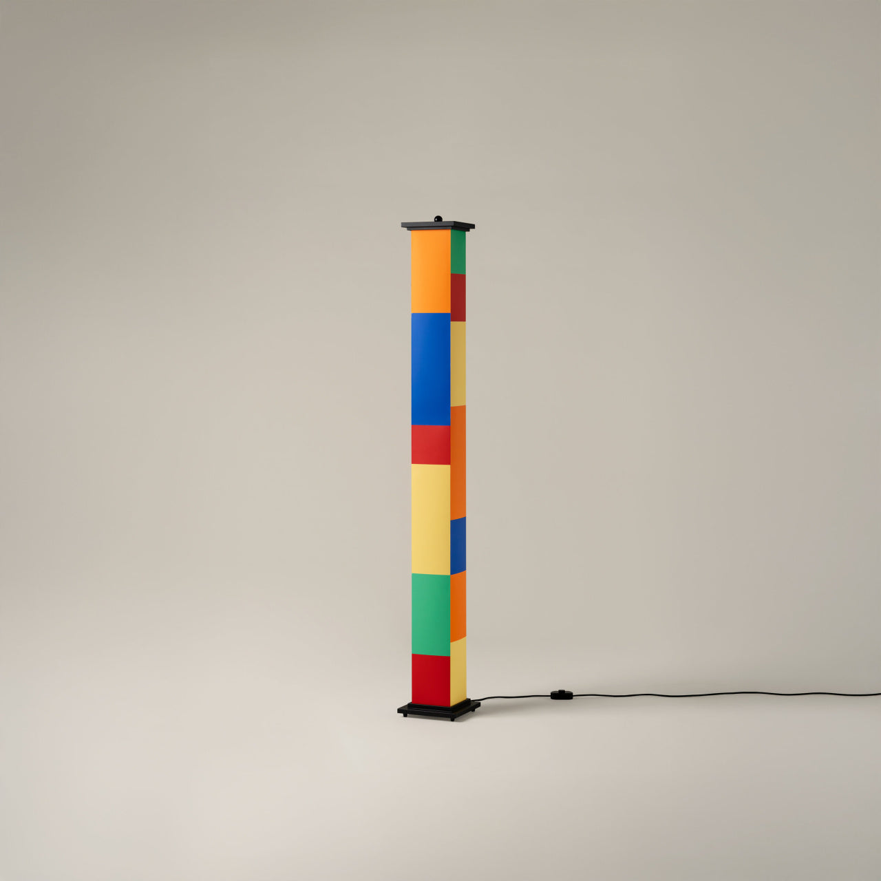 Modern Spanish floor lamp with 724 lumen integrated LED