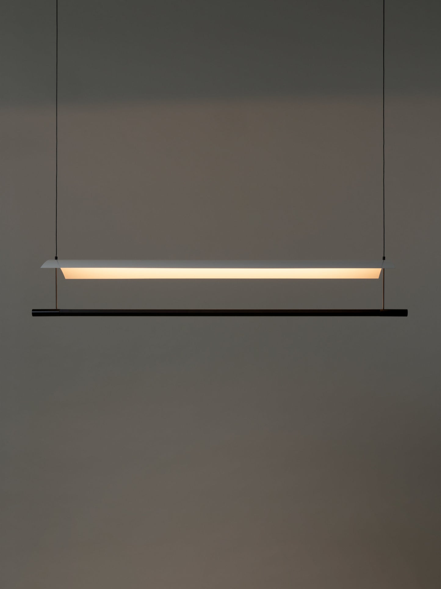 Dimmable Lamina 85 LED pendant lighting fixture with minimalist metal silhouette