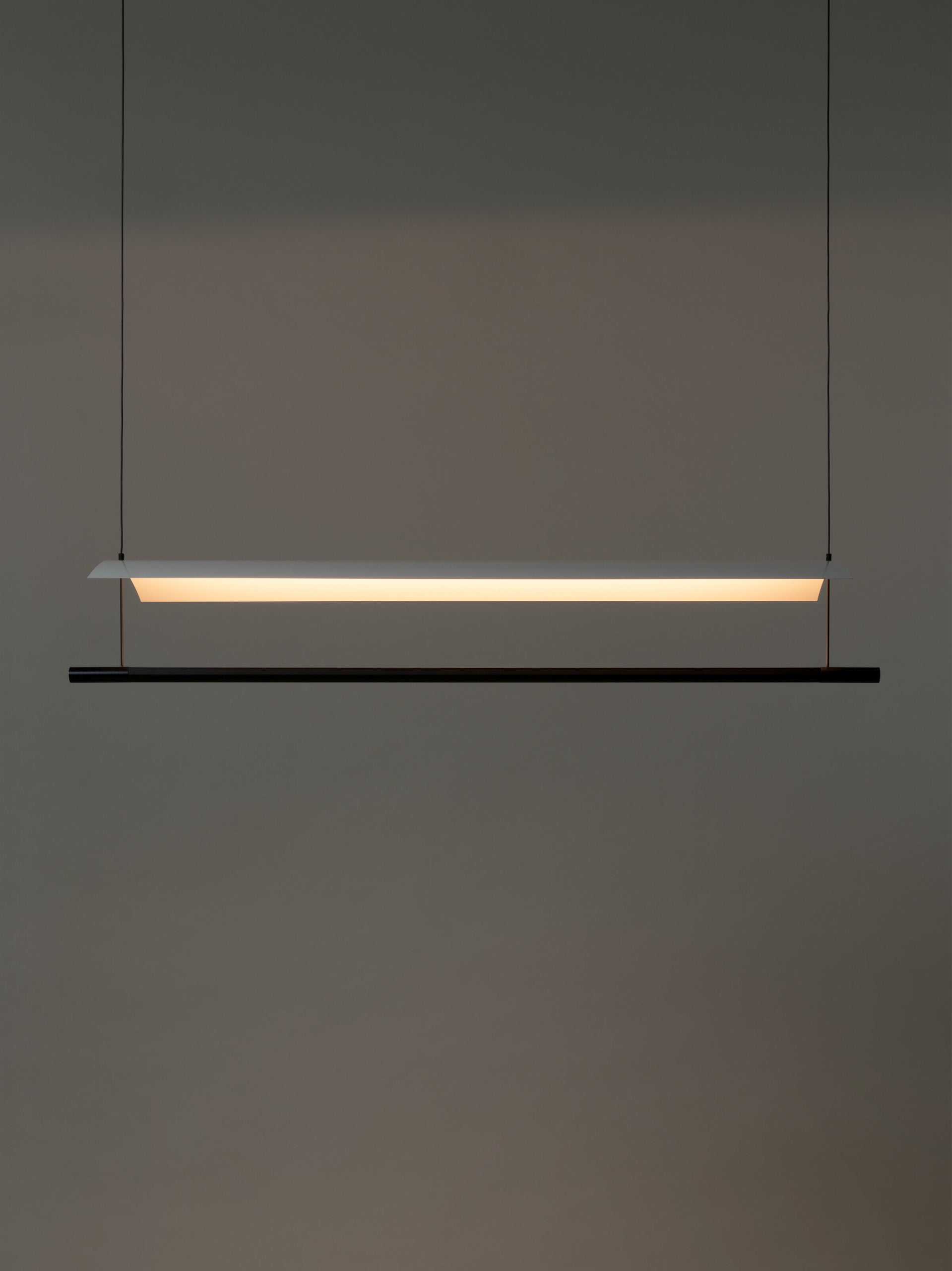 Dimmable Lamina 85 LED pendant lighting fixture with minimalist metal silhouette