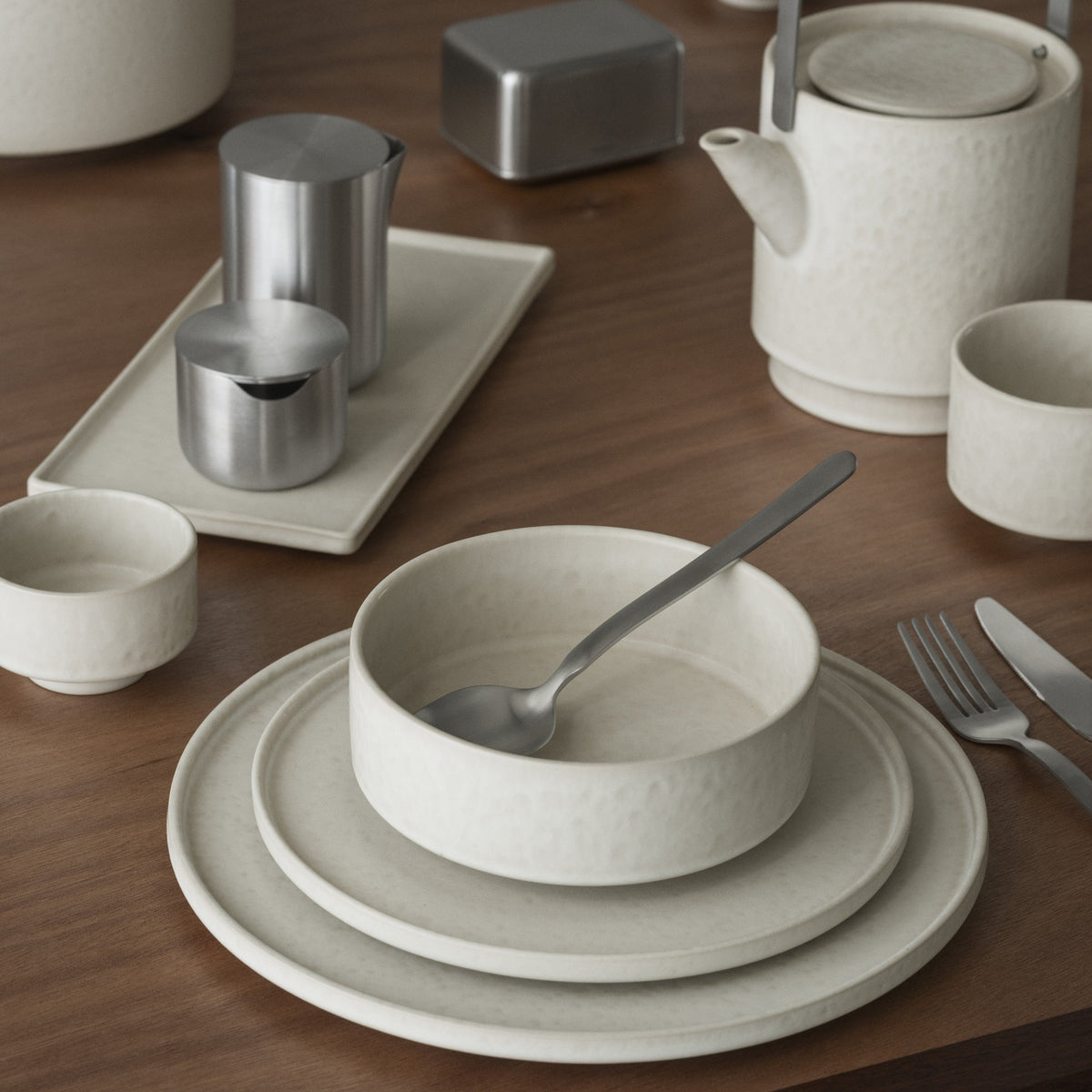 blomus MAKOTO Stoneware Bowls on a Pedestal – Moonbeam bowl with plates, close view
