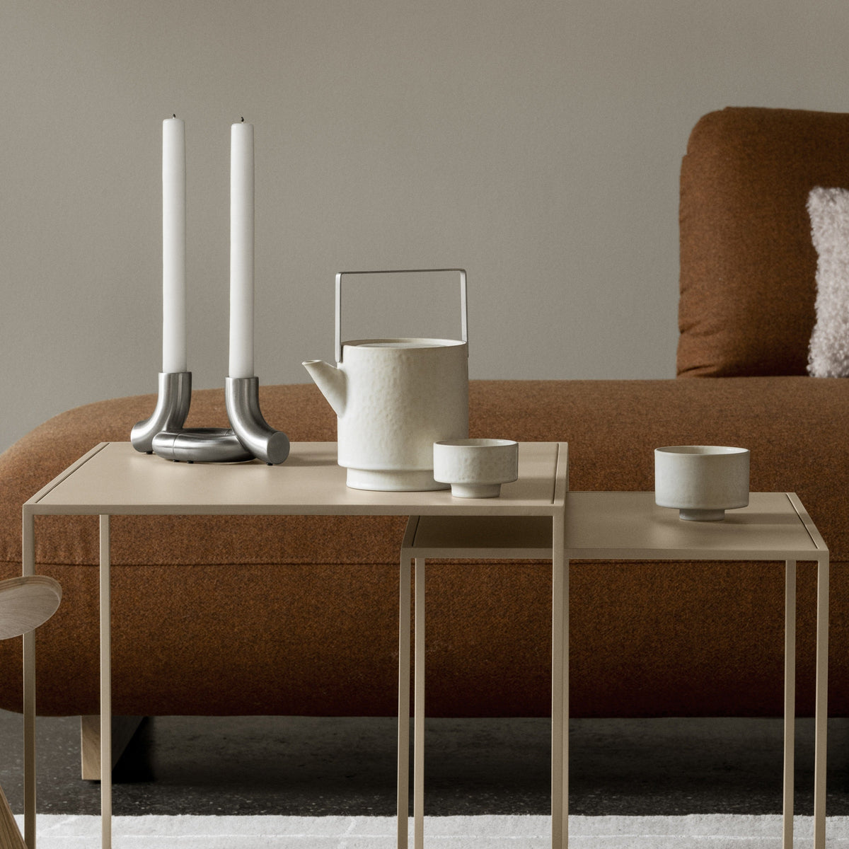 blomus MAKOTO Handleless Stoneware Cups – MAKOTO cups on a living-room side table