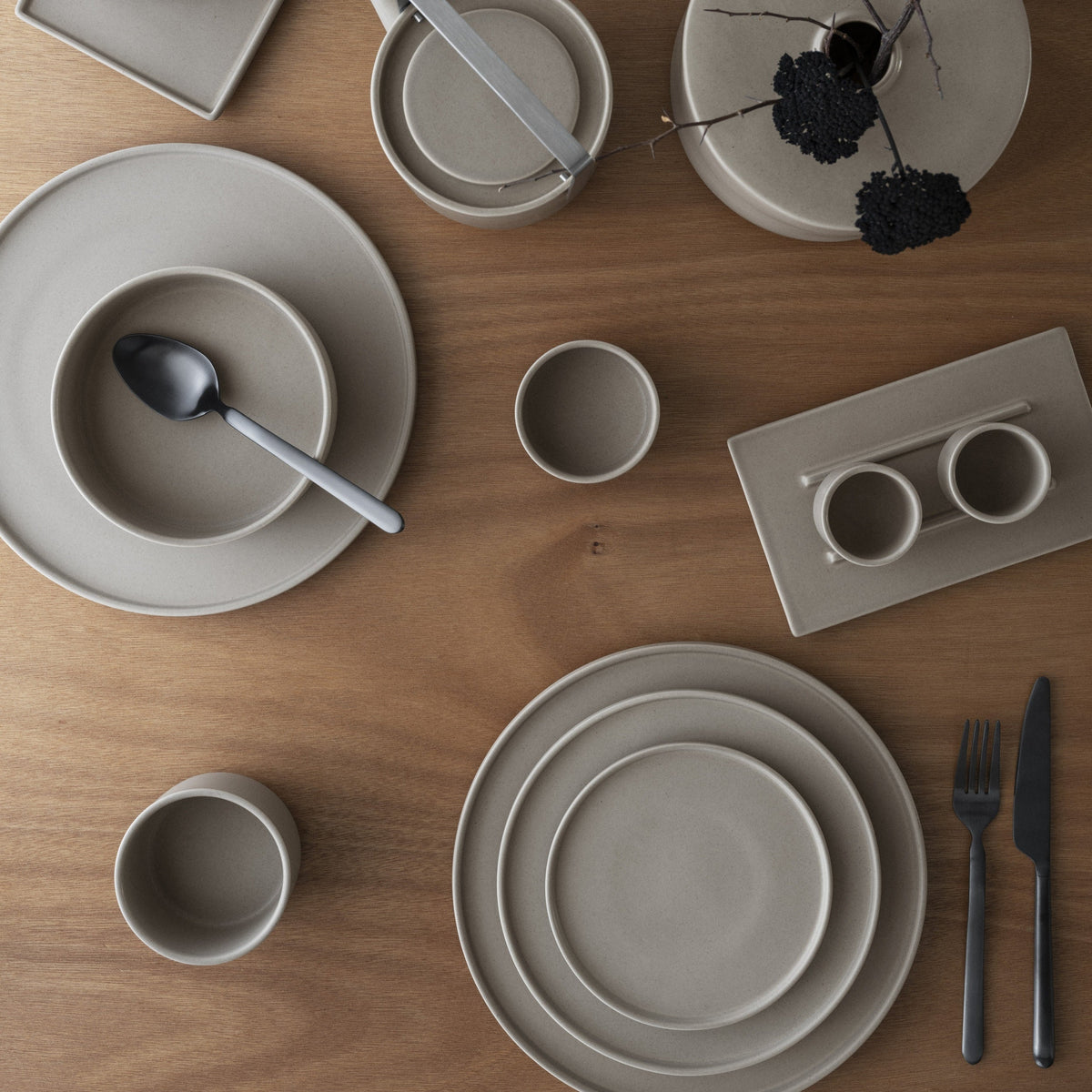 blomus MAKOTO Rectangular Stoneware Tray – Elephant Skin dinnerware laid out on wood