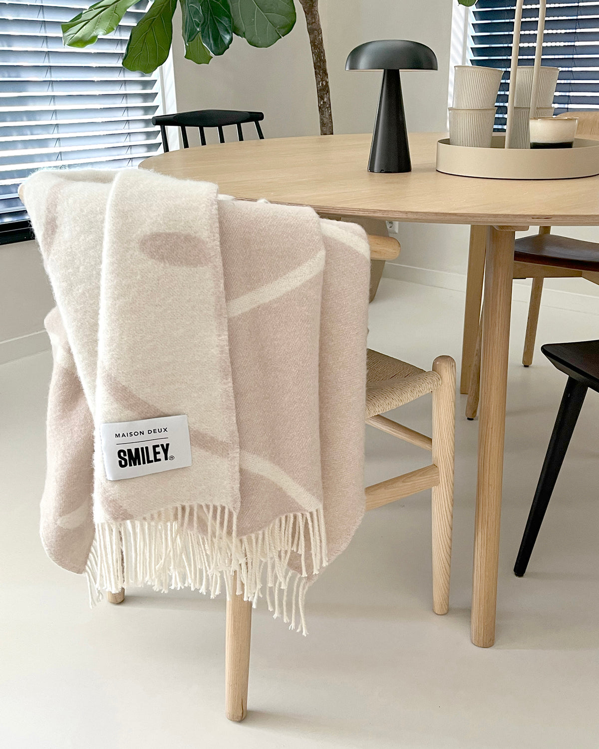 Maison Deux Smiley® Wool Blanket in White/Grey – detail 4