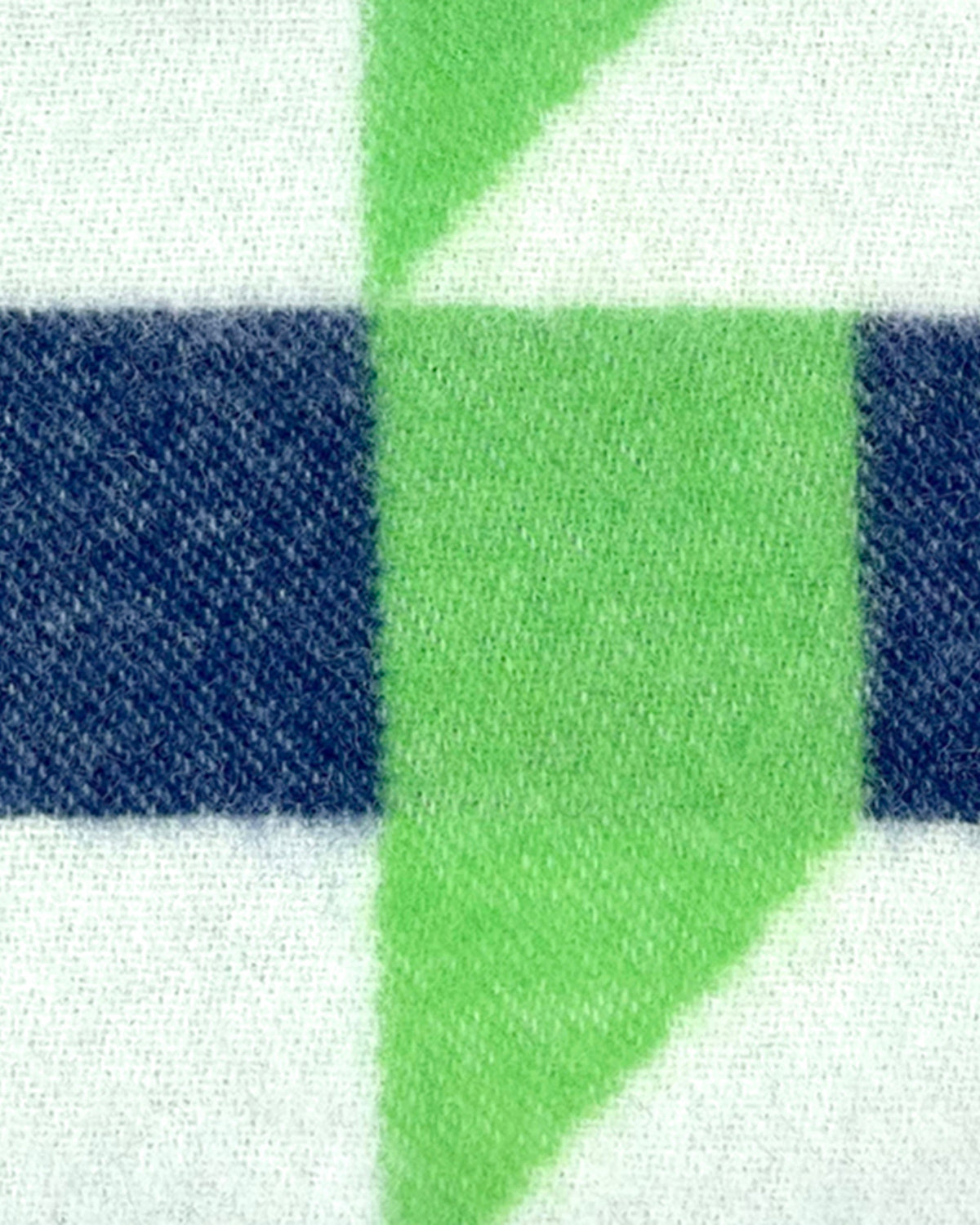 Maison Deux Cubics Wool Blanket in Apple/Navy – detail 5