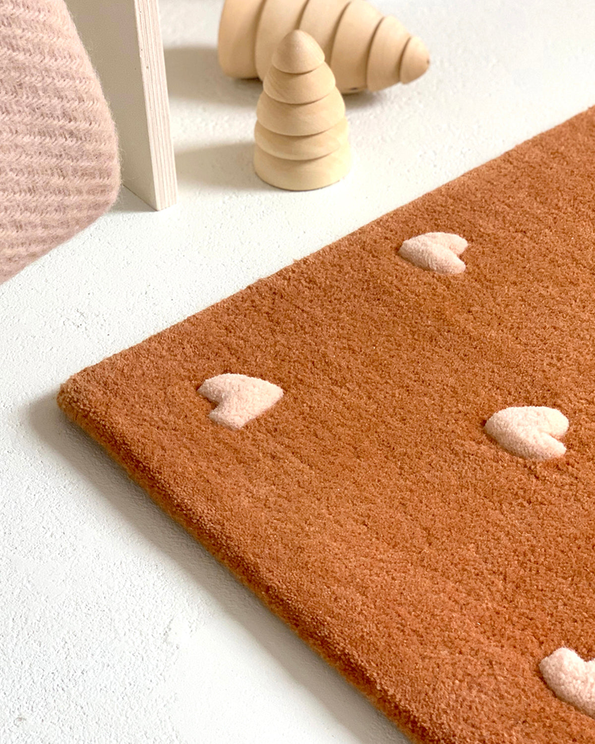 Maison Deux Hearts Rug in Toffee/Pink – detail 7