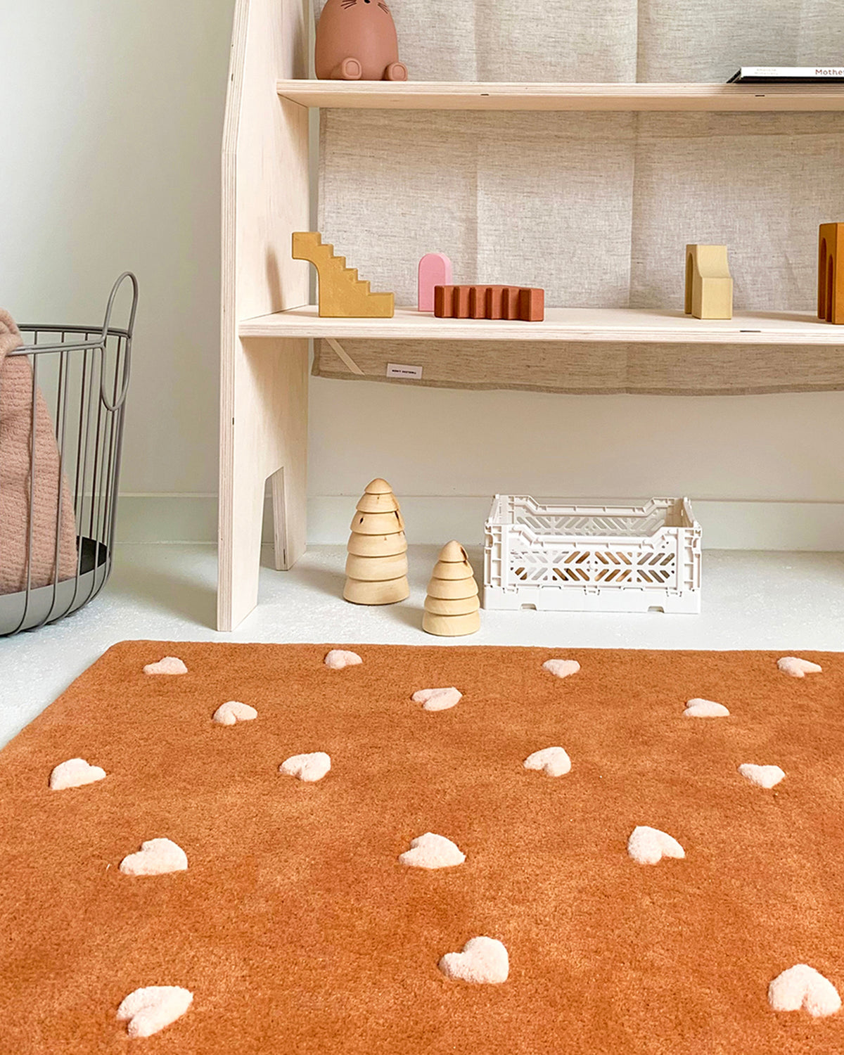 Maison Deux Hearts Rug in Toffee/Pink – detail 2