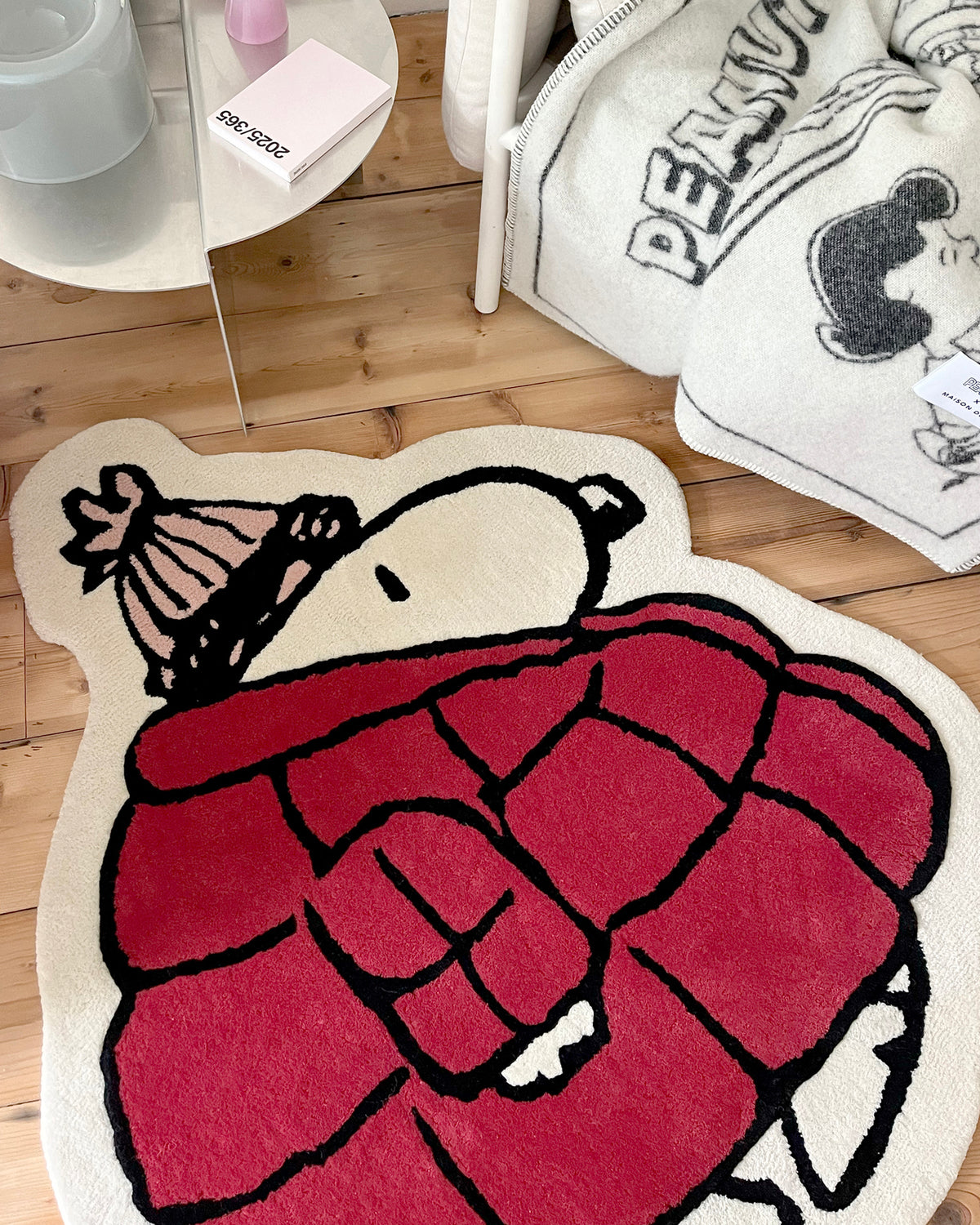 Maison Deux Peanuts Snoopy Puffer Jacket Rug in Red/Pink – detail 4
