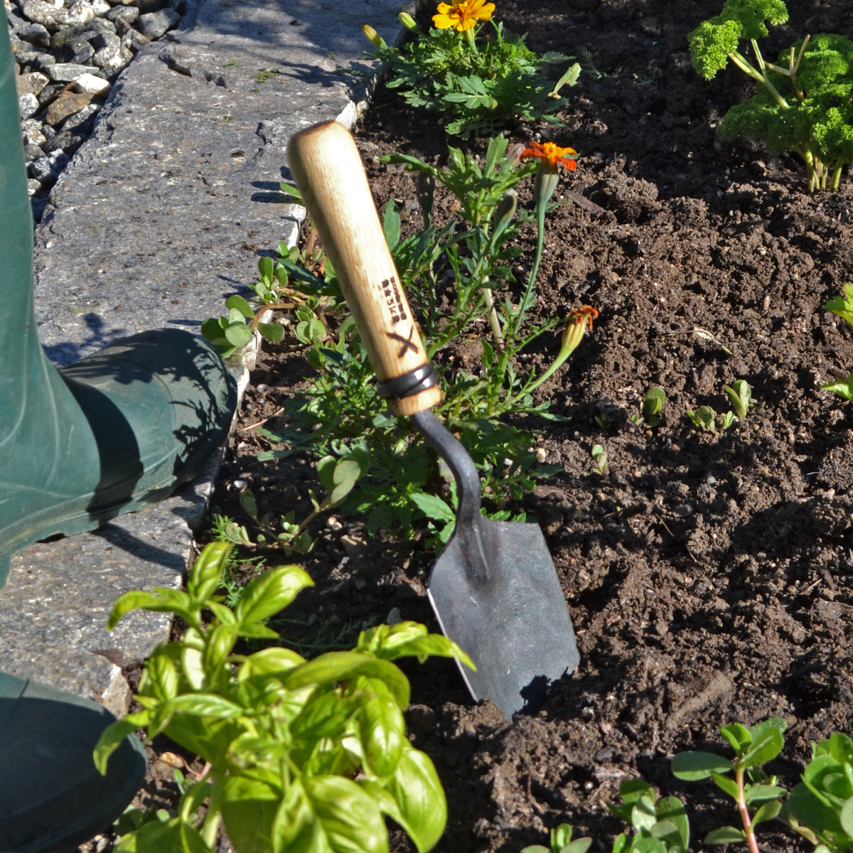 Master Shin's Anvil #69 Hand Trowel (photo 3 of 6)