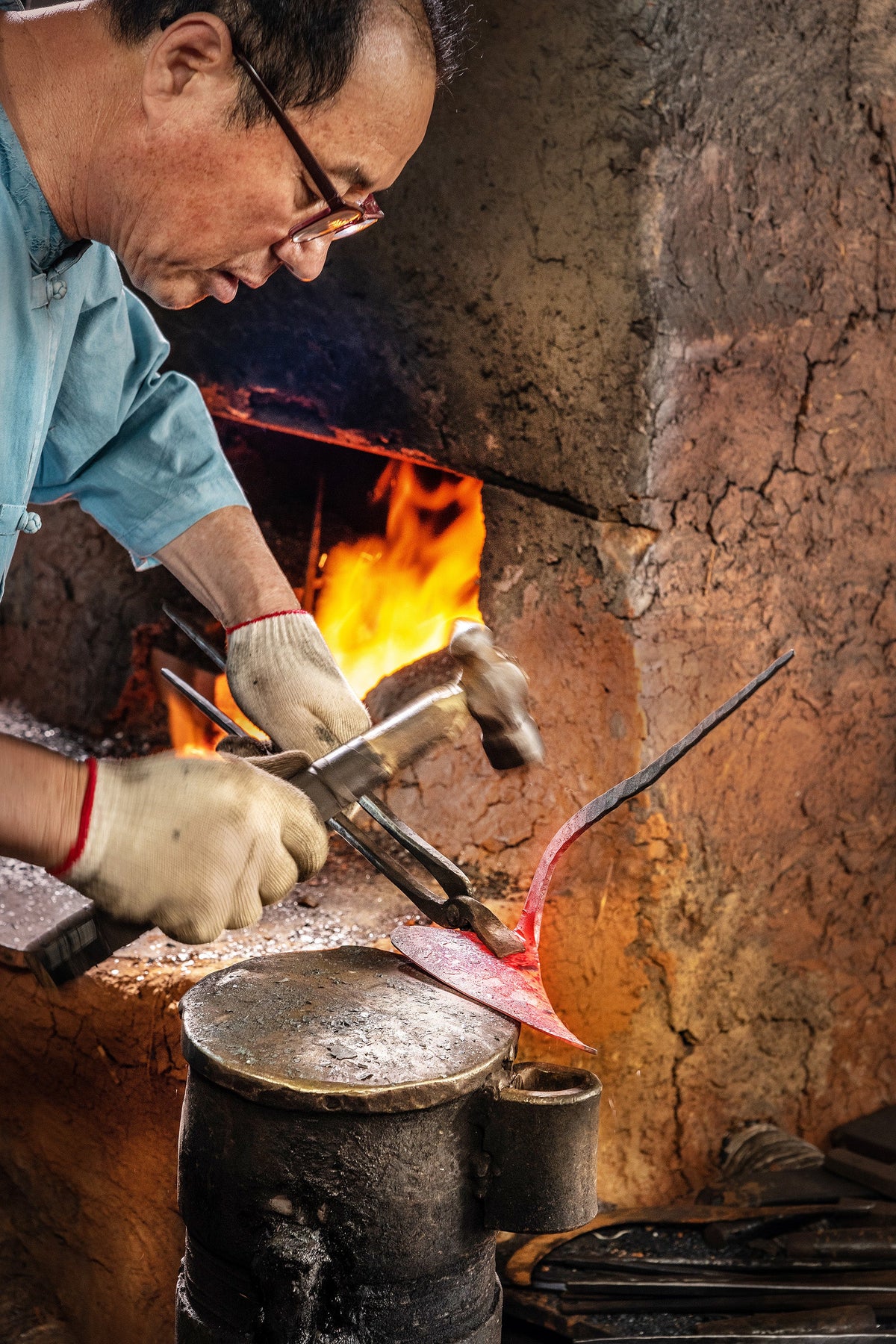 Master Shin's Anvil #67 Sickle – Master Shin In-Young at the forge in Anseong