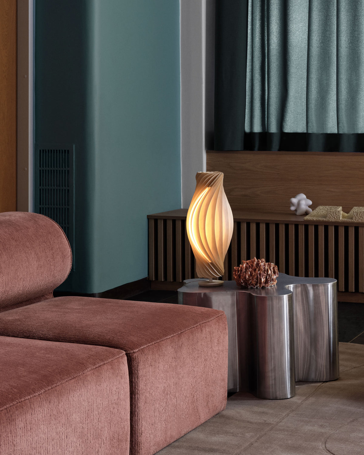 Tom Rossau No.111 table lamp – lit