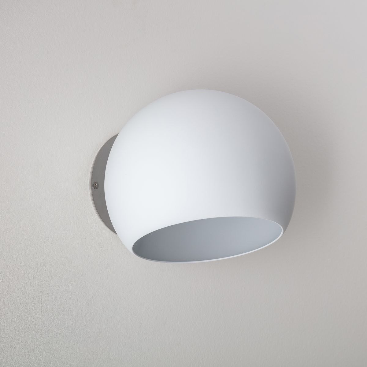 Nyta Tilt Globe Wall in matte white – wall light, photo 2