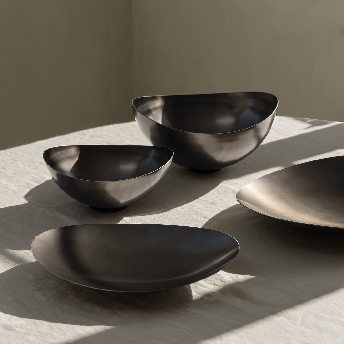 blomus Ondea Bowl, Tray Burnt Metal Finish Stainless Steel Medium 16.6", 42 cm)