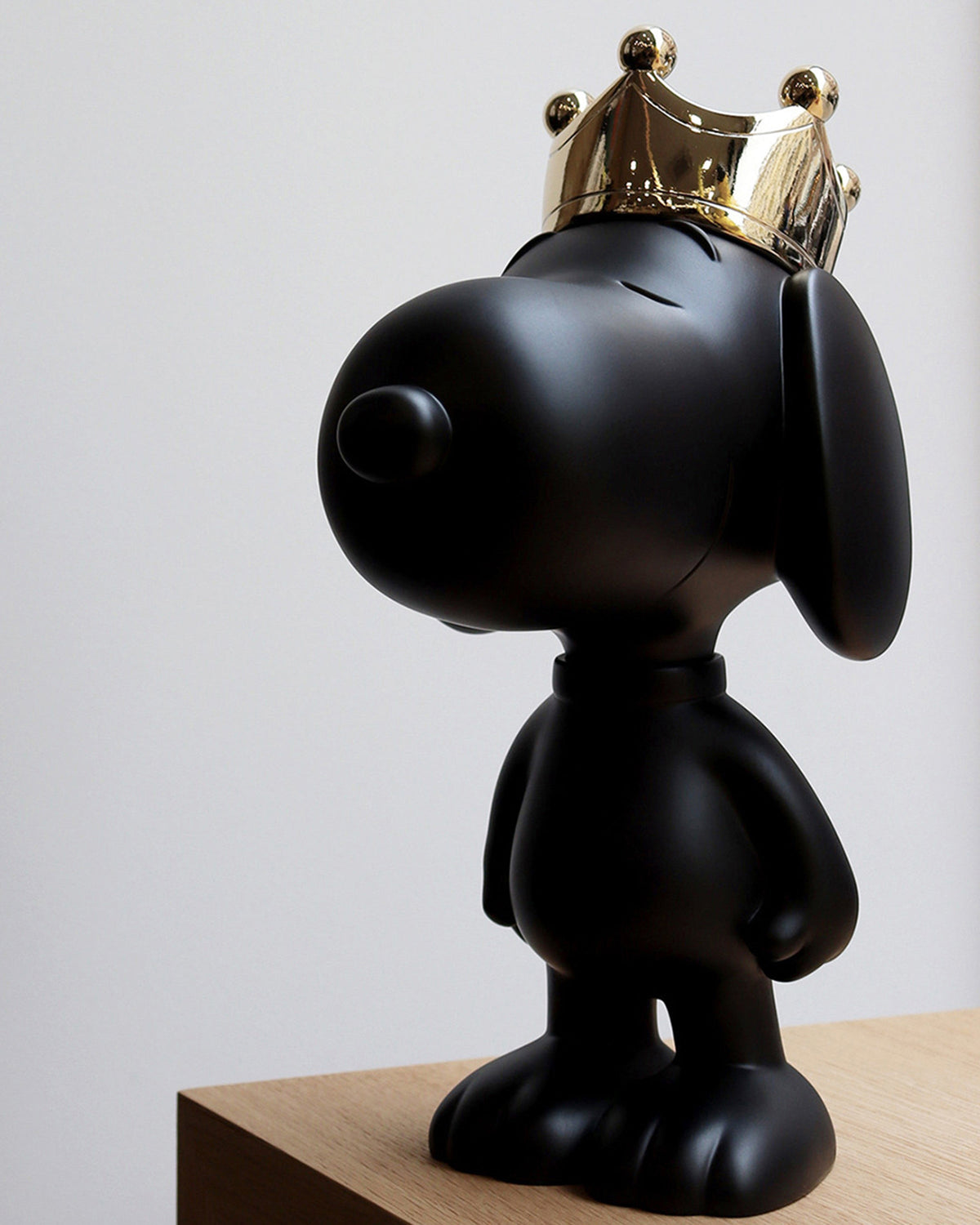 Leblon Delienne Snoopy Crown sculpture in Black & Gold, 12 inch – view 5