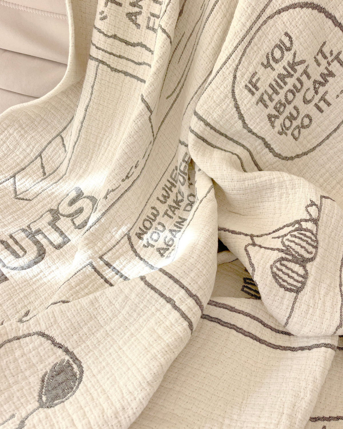 Maison Deux Peanuts Comic Flight School Cotton Blanket in Black/White – detail 3