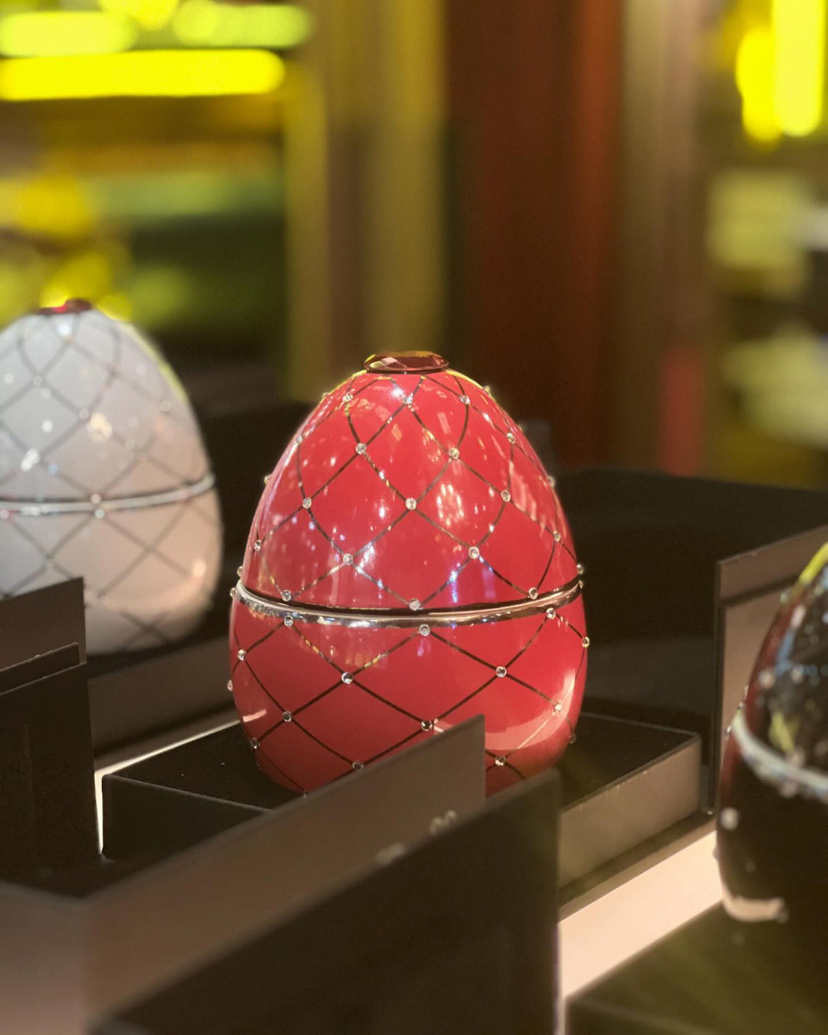 Bois de Russie 450 g ceramic egg candle by Ladenac Milano, red egg on a gold backdrop