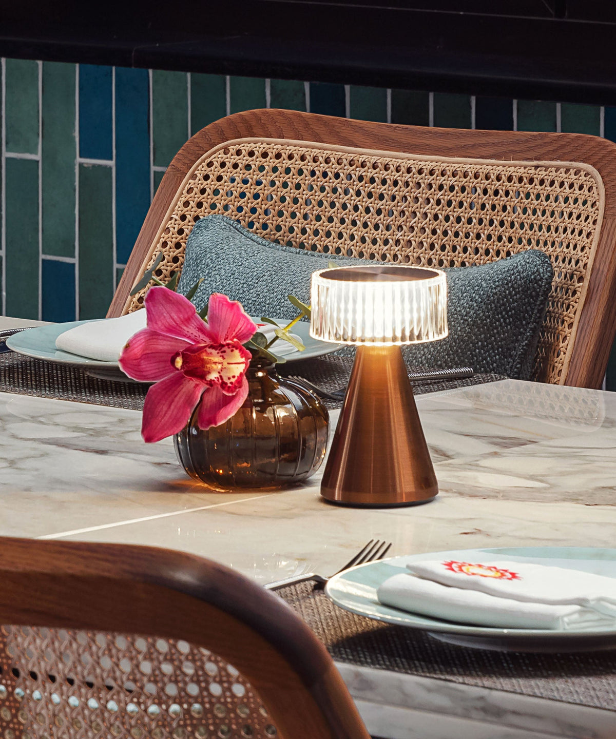 NEOZ Piccolo cordless table lamp, styled setting 3 (photo 6)