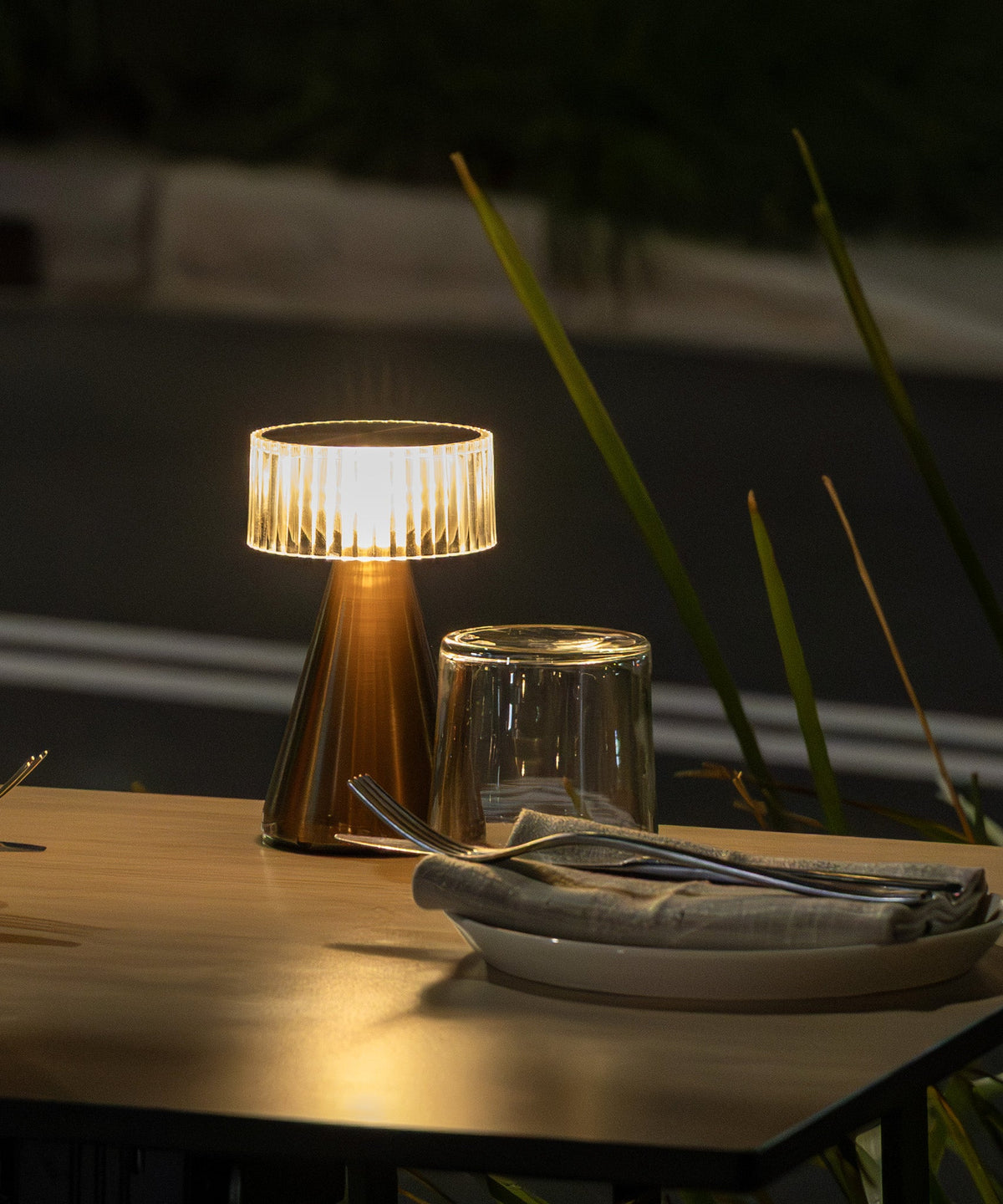NEOZ Piccolo cordless table lamp, styled setting 5 (photo 8)
