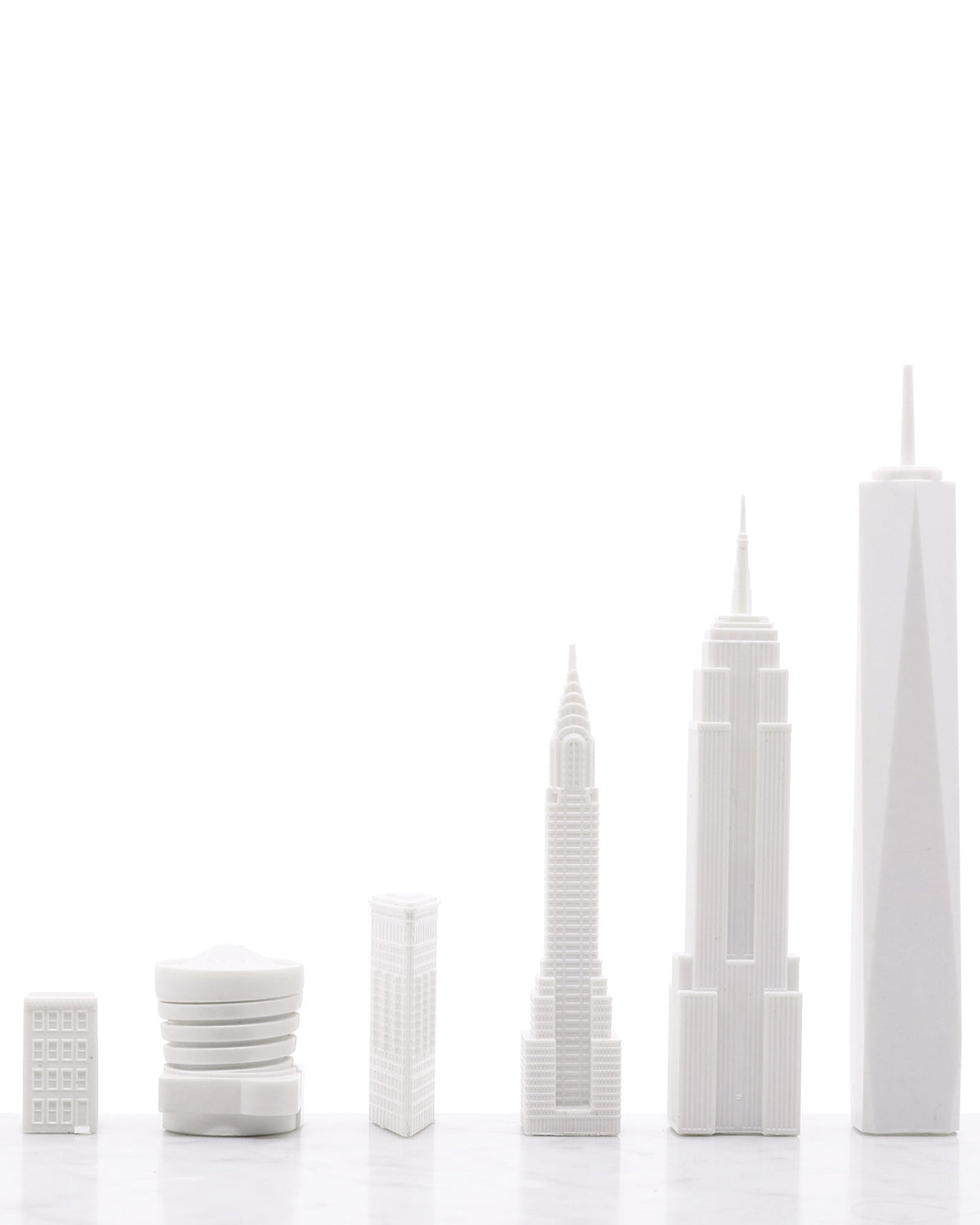 Skyline Chess London vs New York Edition acrylic chess set with black & white hatch board – photo 4