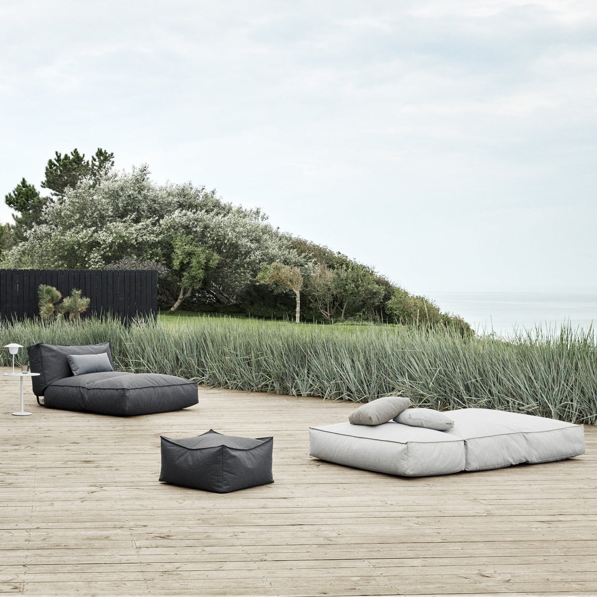 blomus STAY Twin Outdoor Daybed, 31 x 75 in – STAY twin daybed on a terrace (2)