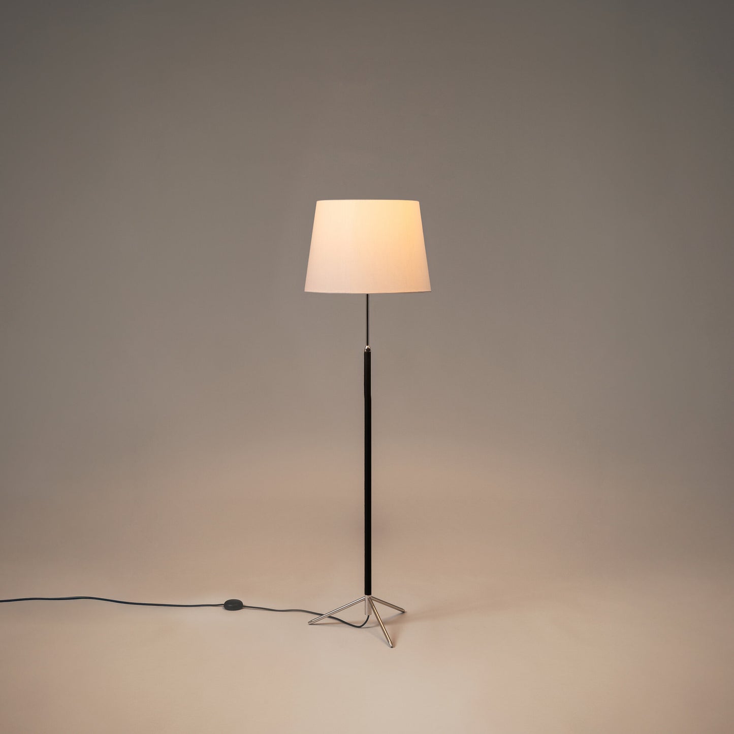 Santa & Cole Pie de Salon G1 floor lamp in minimalist living room environment