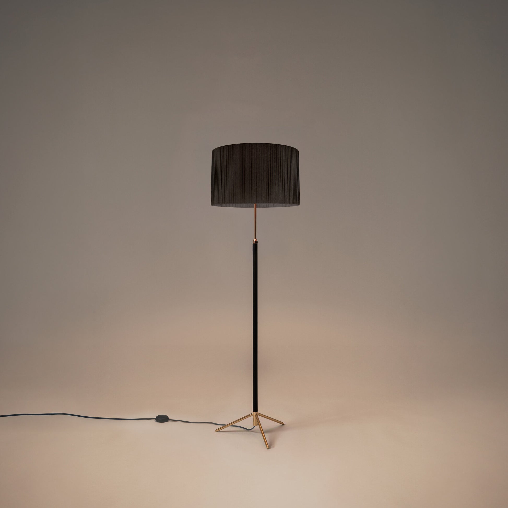 Santa & Cole Pie de Salon G2 floor lamp with polished brass finish and black ribbon shade