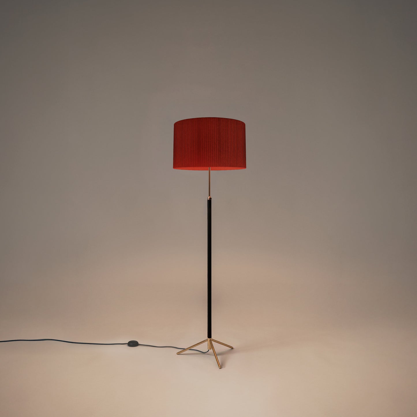 Pie de Salon G2 floor lamp by Santa & Cole with polished brass finish and red ribbon shade
