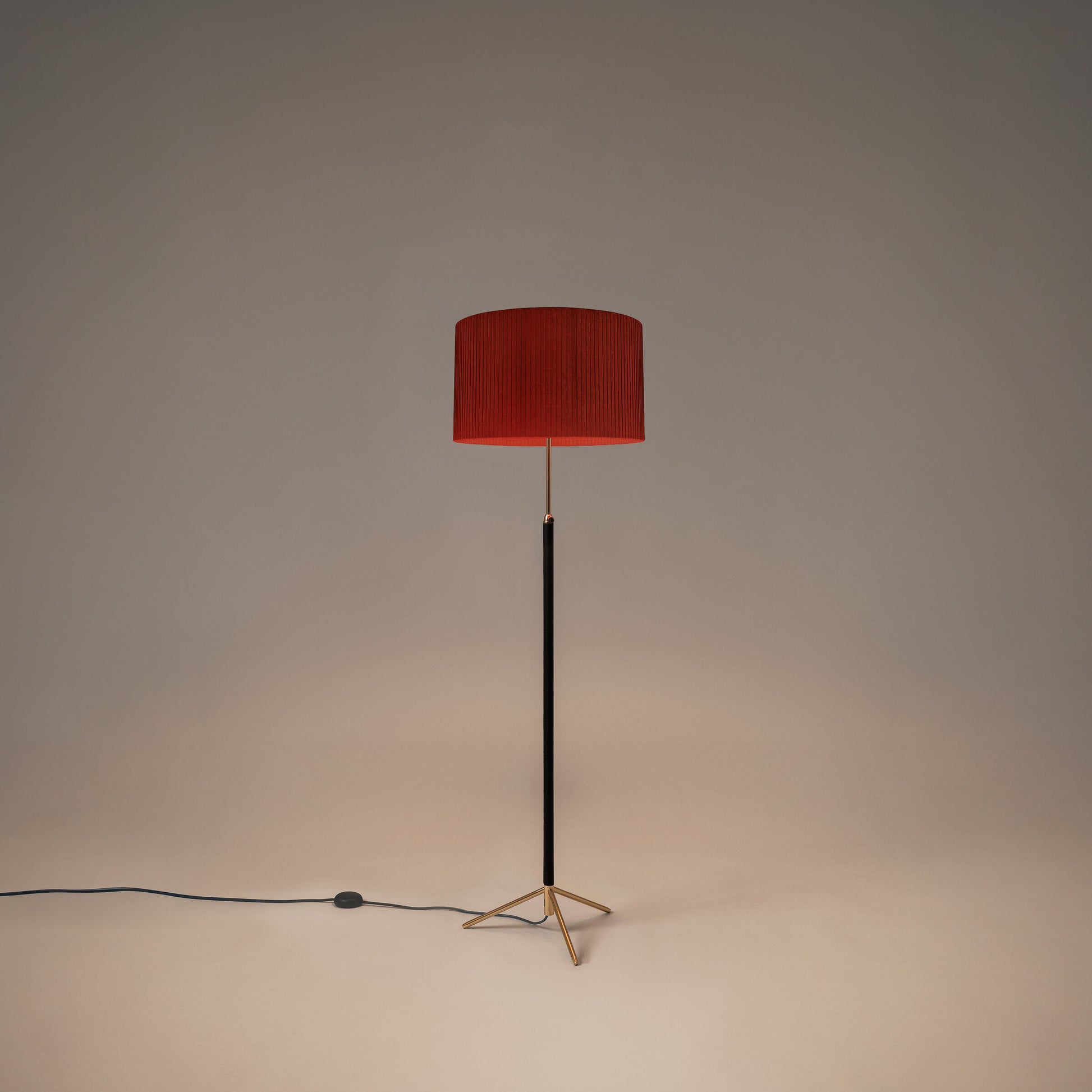Pie de Salon G2 floor lamp by Santa & Cole with polished brass finish and red ribbon shade