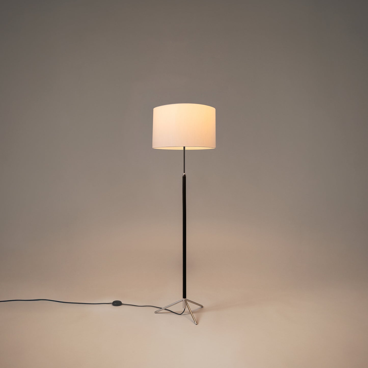 Pie de Salon G2 designer lighting solution for offices and reception areas