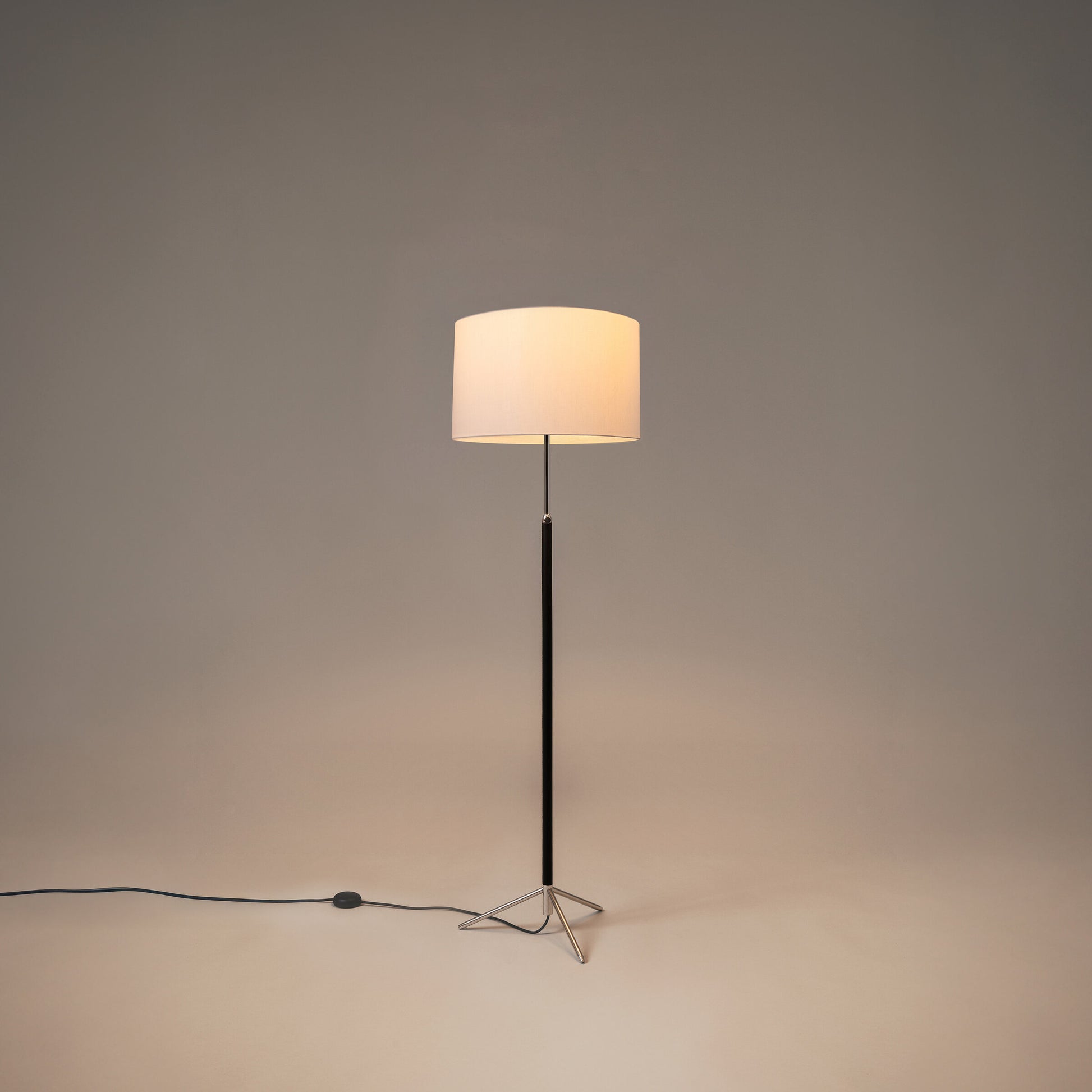 Pie de Salon G2 designer lighting solution for offices and reception areas