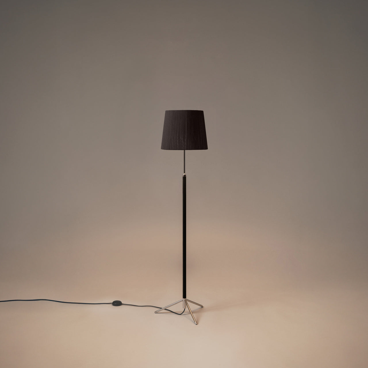 Adjustable Santa & Cole Pie de Salón G3 floor lamp featuring a Black Ribbon shade and chrome-plated frame
