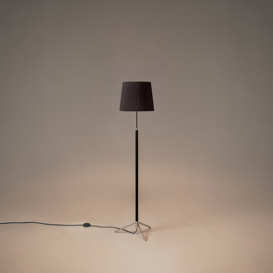 Adjustable Santa & Cole Pie de Salón G3 floor lamp featuring a Black Ribbon shade and chrome-plated frame