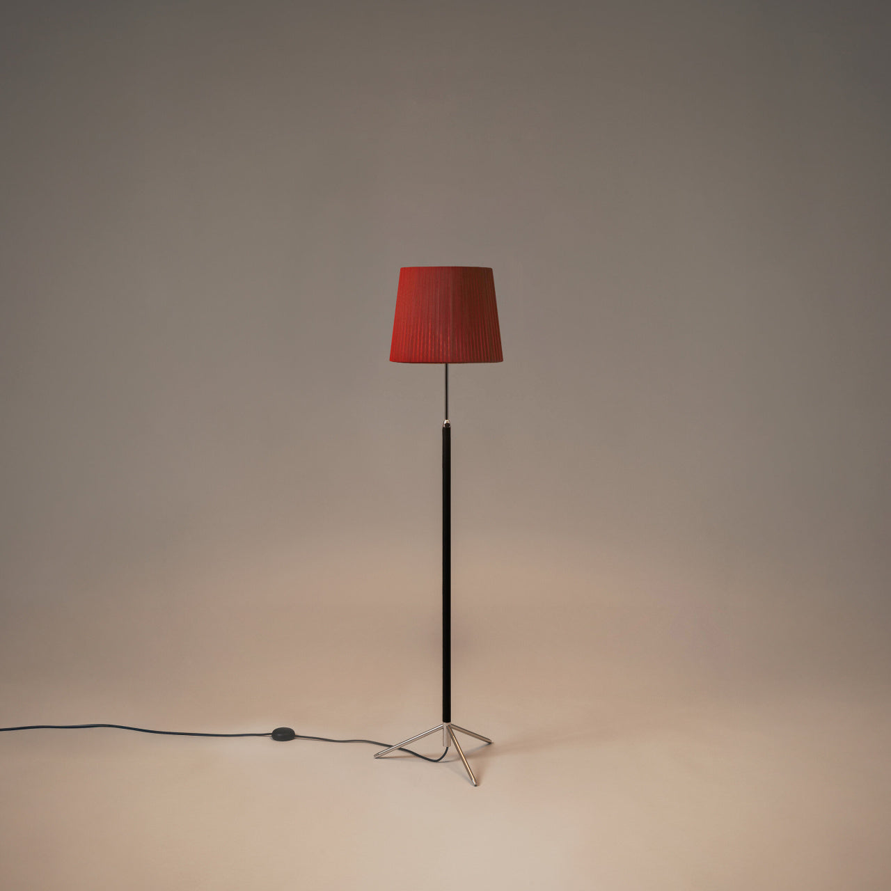 Santa & Cole Pie de Salón G3 designer floor lamp in Red-Amber Ribbon with chrome finish for modern living spaces