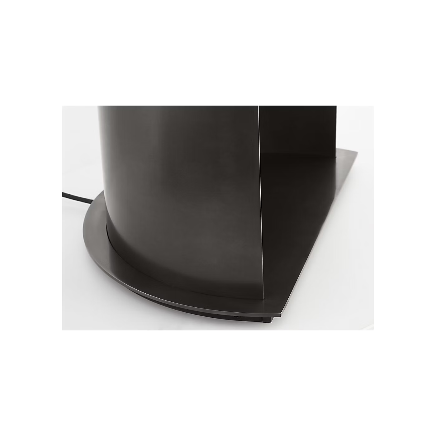 Shielded Medium bronze floor lamp with glare-free ambient illumination