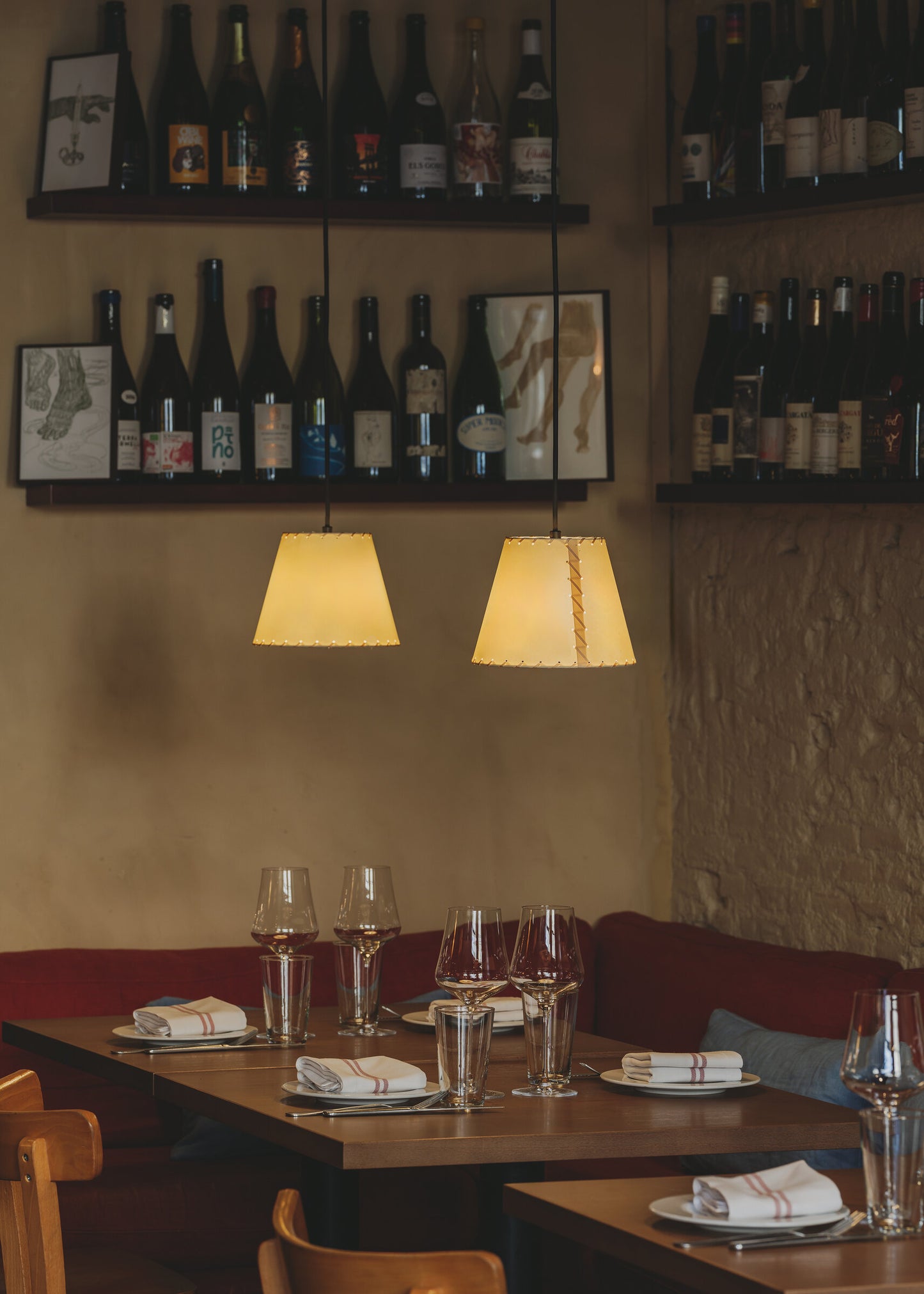 Sísísí Cónicas pendant lamp providing ambient lighting in a lounge space