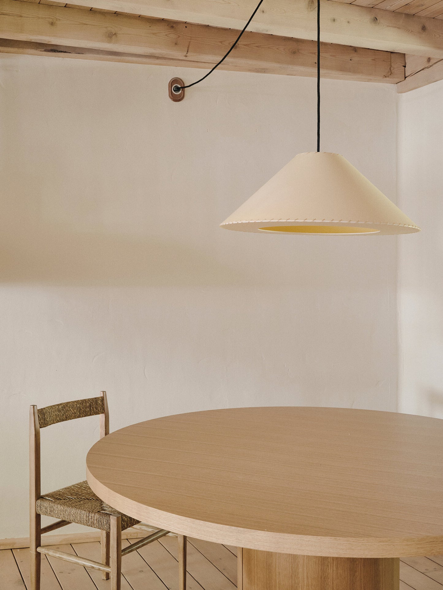 Conical pendant lamp with 3 meter adjustable cable