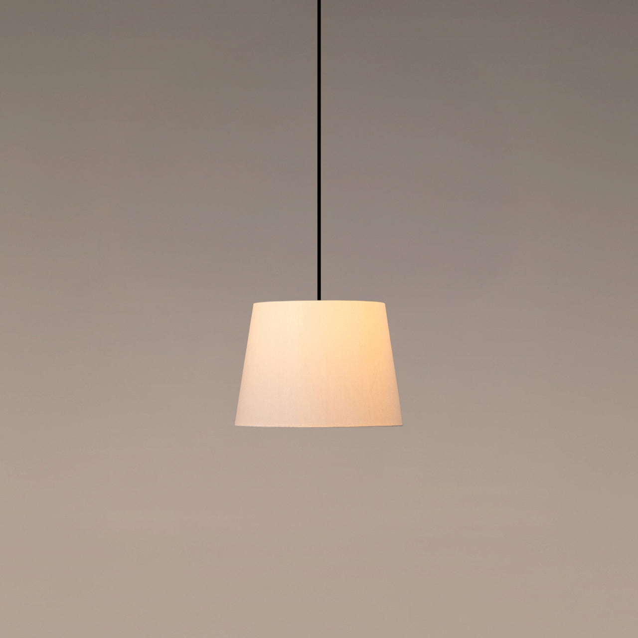 Santa & Cole Sísísí Cónicas GT3 pendant light with white linen shade above a contemporary dining table