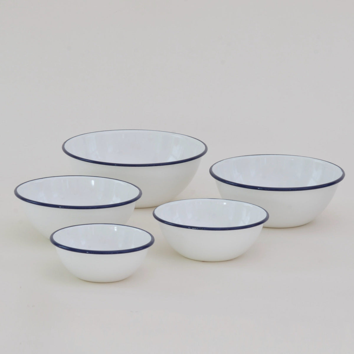Tsukiusagi-jirushi Enamel Nesting Bowls, Set of 5, Navy Rim – five bowls side by side