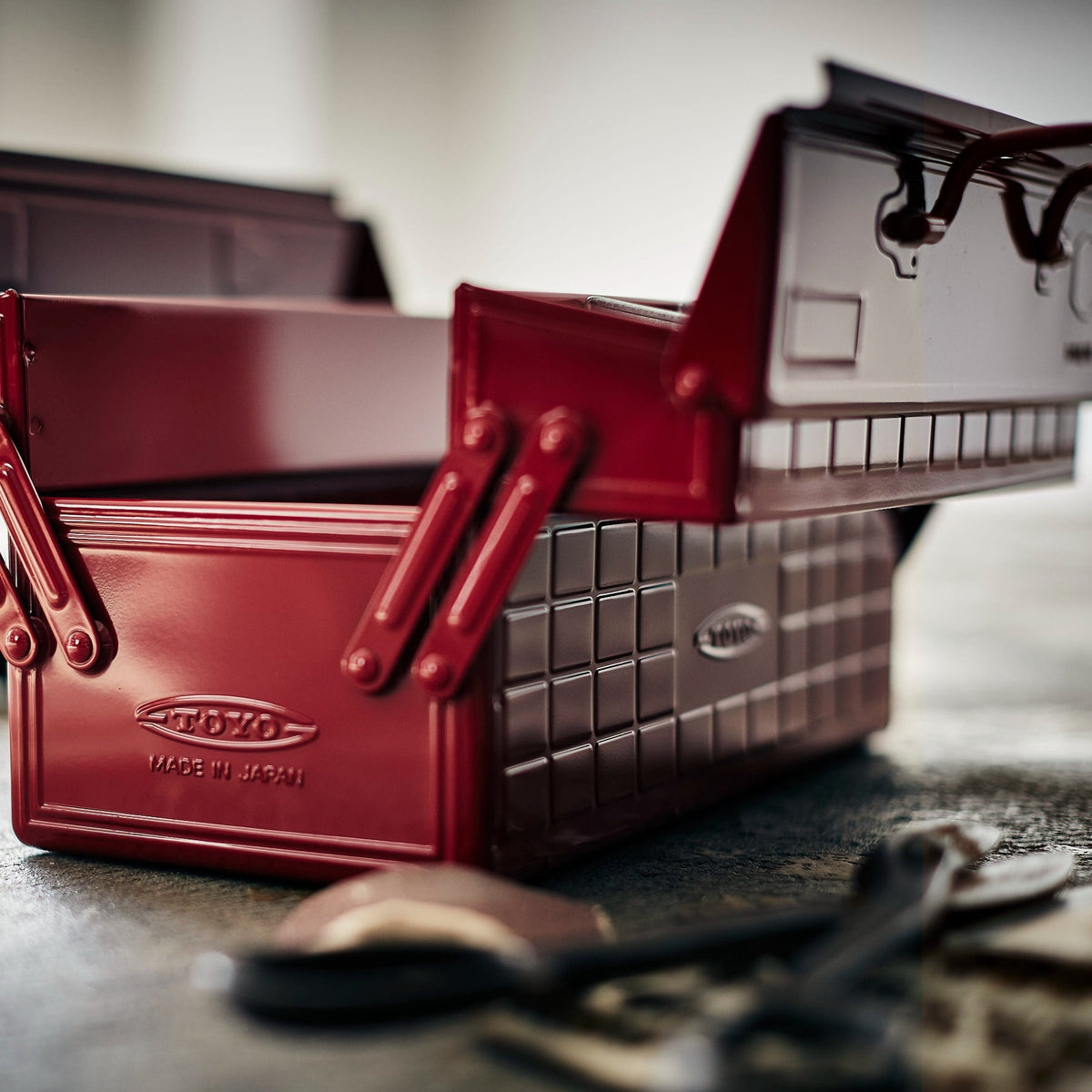 Toyo ST-350 red toolbox in a workshop